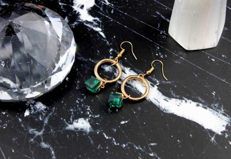 Gold Baumeln Hoop Charme Smaragd Grün Kristall Vergoldet Sterling Silber Ohrringe von EllipseDesign