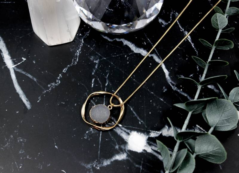Gold Twisted Hoop Ring Charm Lila Druzy Geode Halskette von EllipseDesign