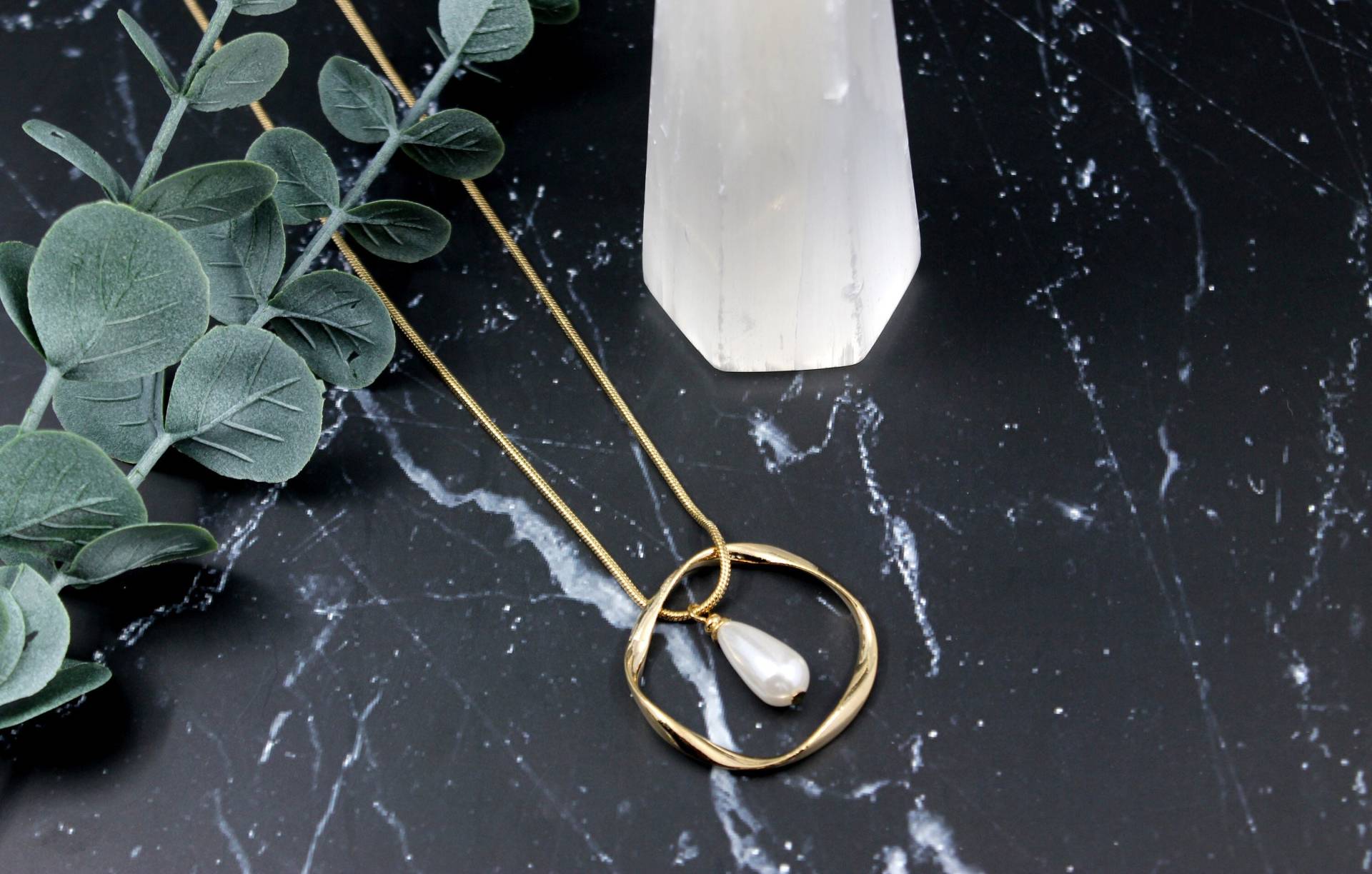 Gold Twisted Hoop Ring Charm Perlen Teardrop Halskette von EllipseDesign