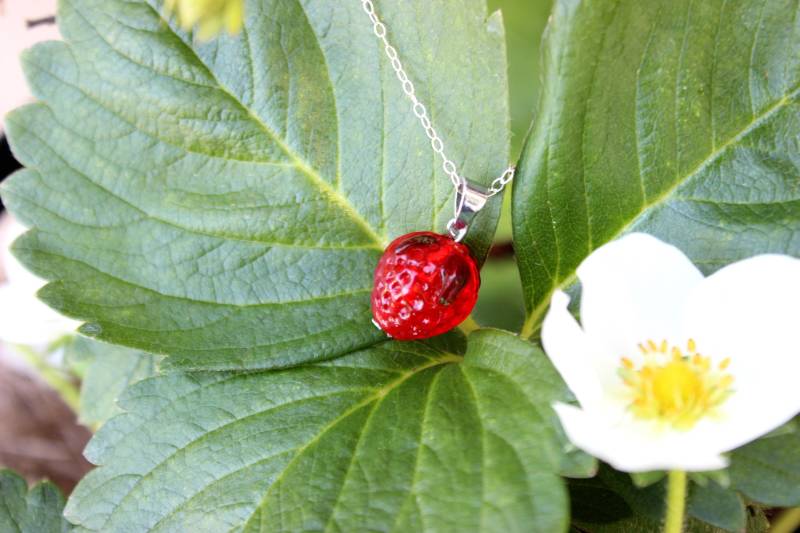 Handgemachte Glas Erdbeere Sterling Silber Halskette von EllipseDesign