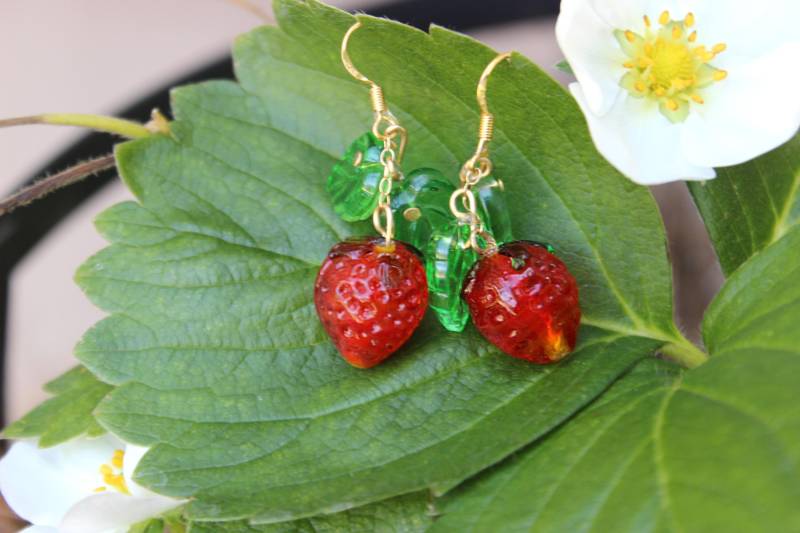 Handgemachte Glas Erdbeere Vergoldete Sterling Silber Ohrringe Mit Glasperlen von EllipseDesign