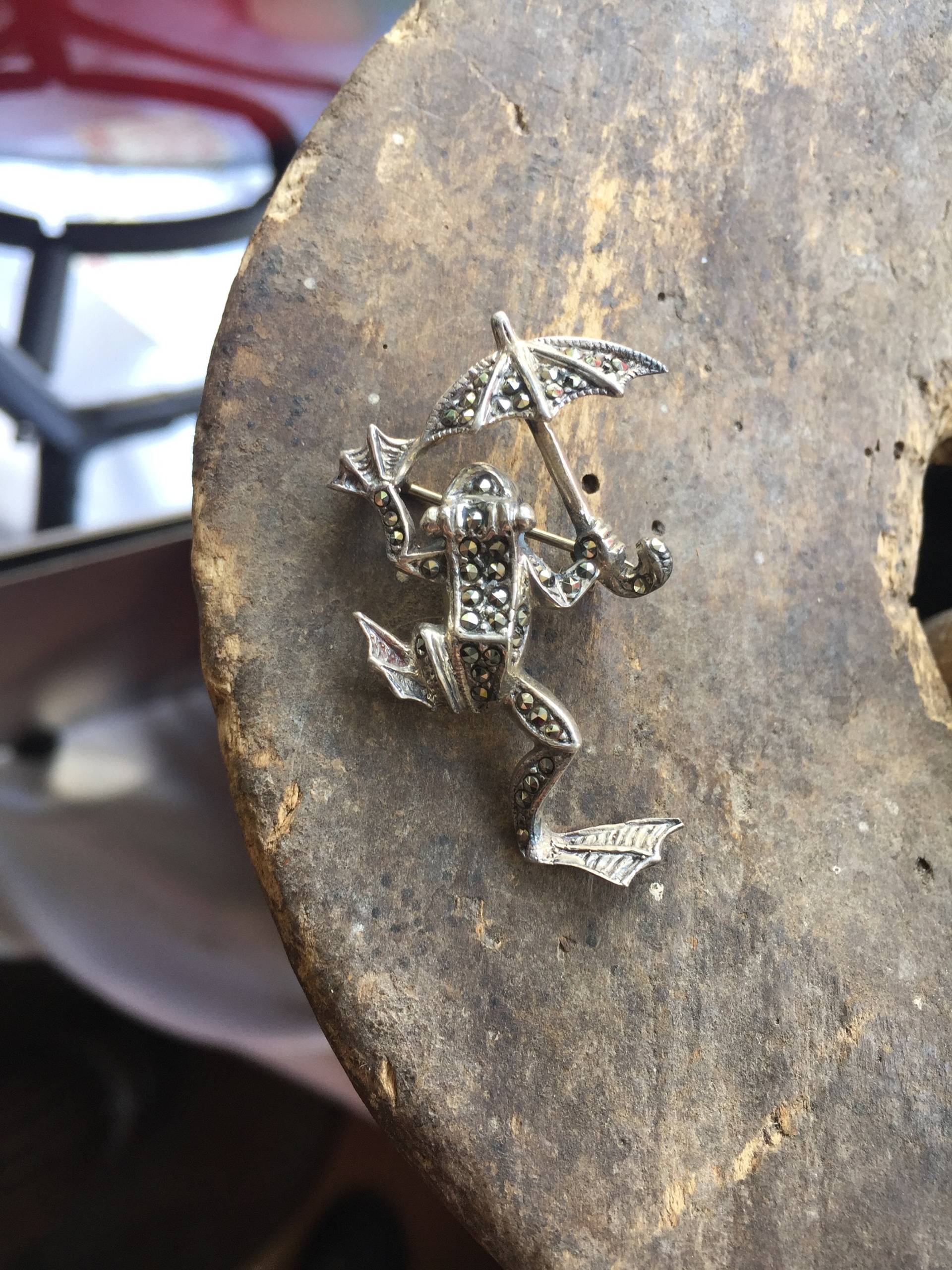 Jahrgang Sterling Marcasite Springen Frosch Pin Mit Regenschirm Liebling 1 3/4"/Frosch/Brosche/Marcasite Pin/Leaping Frosch/Gutes Geschenk von EllisAntiques