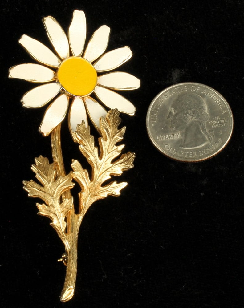 Vintage Unterzeichnet Accessocraft Daisy Emaille & Gold-Ton Pin 3, 25" Lange 1960 von EllisAntiques