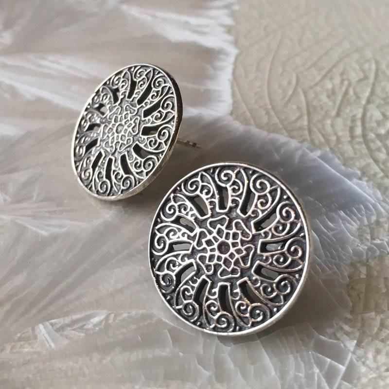 Floral Flache Taste Ohrringe Ohrstecker, Sterling Silber Filigrane Hippie Boho Chic Große Runde Kreis-Strudel-Muster Floral Flache Taste Ohrringe Ohrstecker, Sterling Silber Filigrane Hippie Boho Chic Große Runde Kreis-Strudel-Muster von Ellishshop