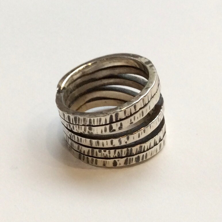 Sterling Silber Ring, Gehämmert Draht Breite Statement Oxidierten Chunky Moderne Band von Ellishshop
