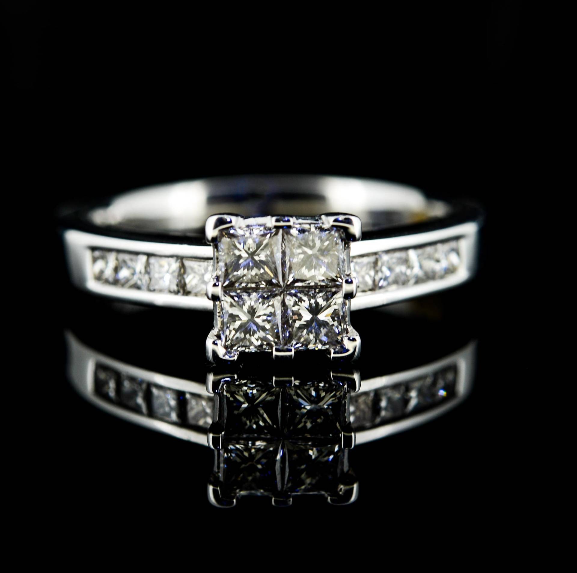 18Ct Weißgold Kanal Set Prinzessin Geschnitten Diamant Ring | Diamant-Ring Kanal-Set 18Ct Weißgold Kanal Set Prinzessin Geschnitten Diamant Ring | Diamant-Ring Kanal-Set von EllisonDaviesJewels