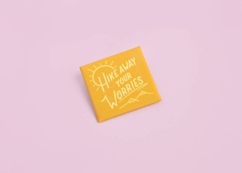 Wander Deine Sorgen Weg Weiche Anstecknadel von ElloThere