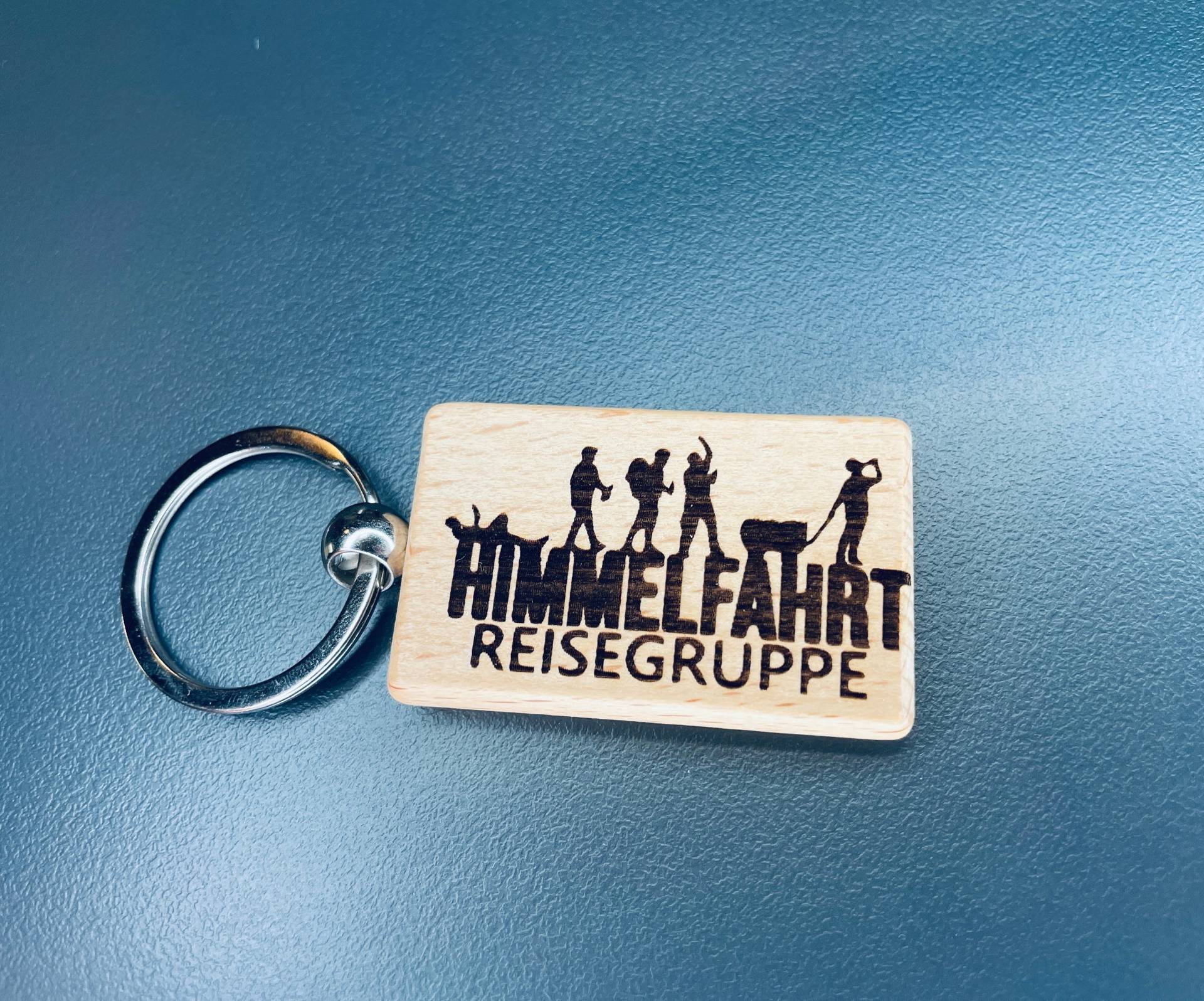 Schlüsselanhänger Mit Gravur - Personalisiert Geschenkidee Holz Vatertag Himmelfahrt Schlüsselanhänger Mit Gravur - Personalisiert Geschenkidee Holz Vatertag Himmelfahrt von EllyandJonny