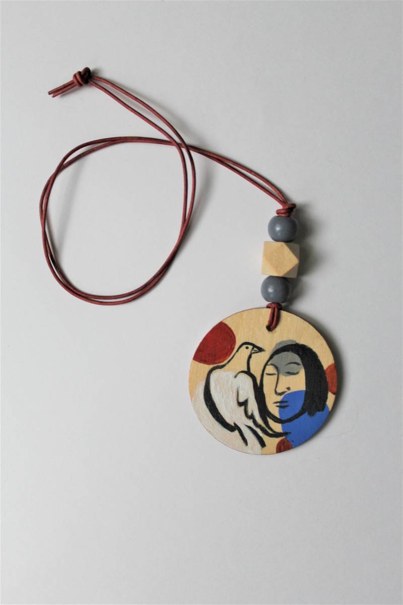 Handgemachter Handbemalter Hölzerner Anhänger, Originell Und Einzigartig, Mit Holzperlen Lederband von ElmaArtDesign