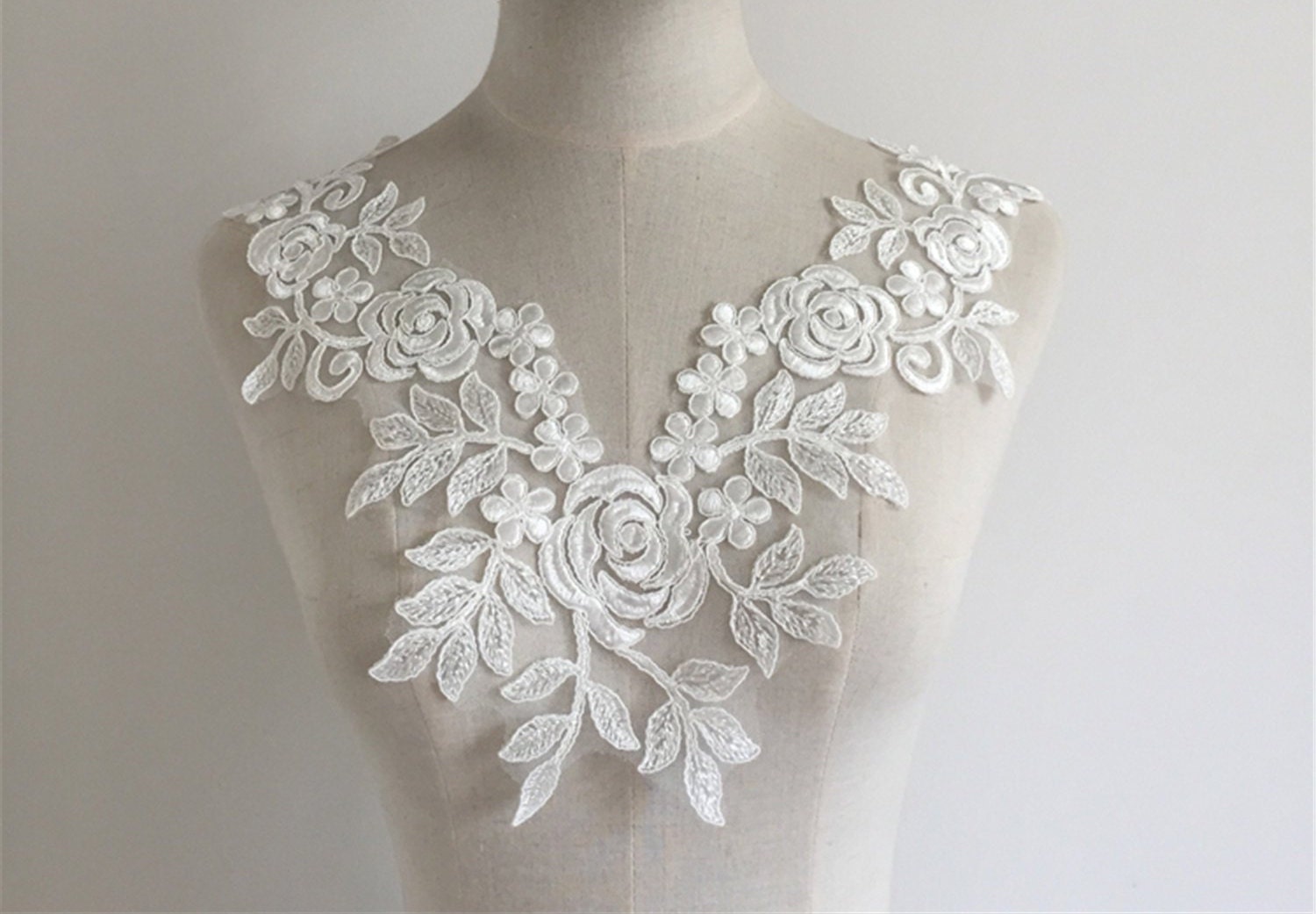 Alencon Braut Spitzen Applikation Off-White Rayon Brautkleid Mieder | 32 X 26 cm Alencon Braut Spitzen Applikation Off-White Rayon Brautkleid Mieder | 32 X 26 cm von Elmalaceapplique