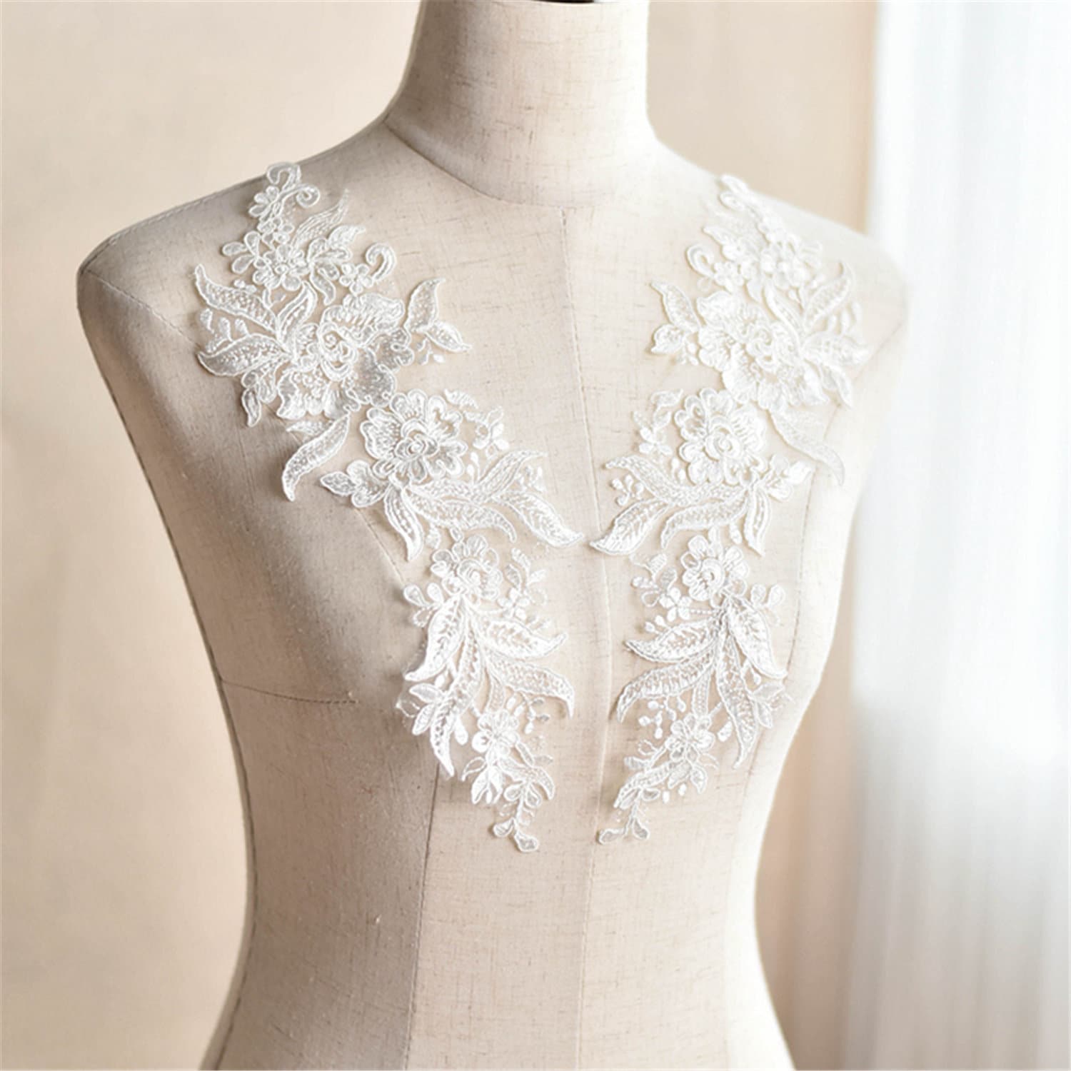 Cremeweiße Rayon-Spitzenapplikation - Brautkleidschmuck | 1 Paar Cremeweiße Rayon-Spitzenapplikation - Brautkleidschmuck | 1 Paar von Elmalaceapplique