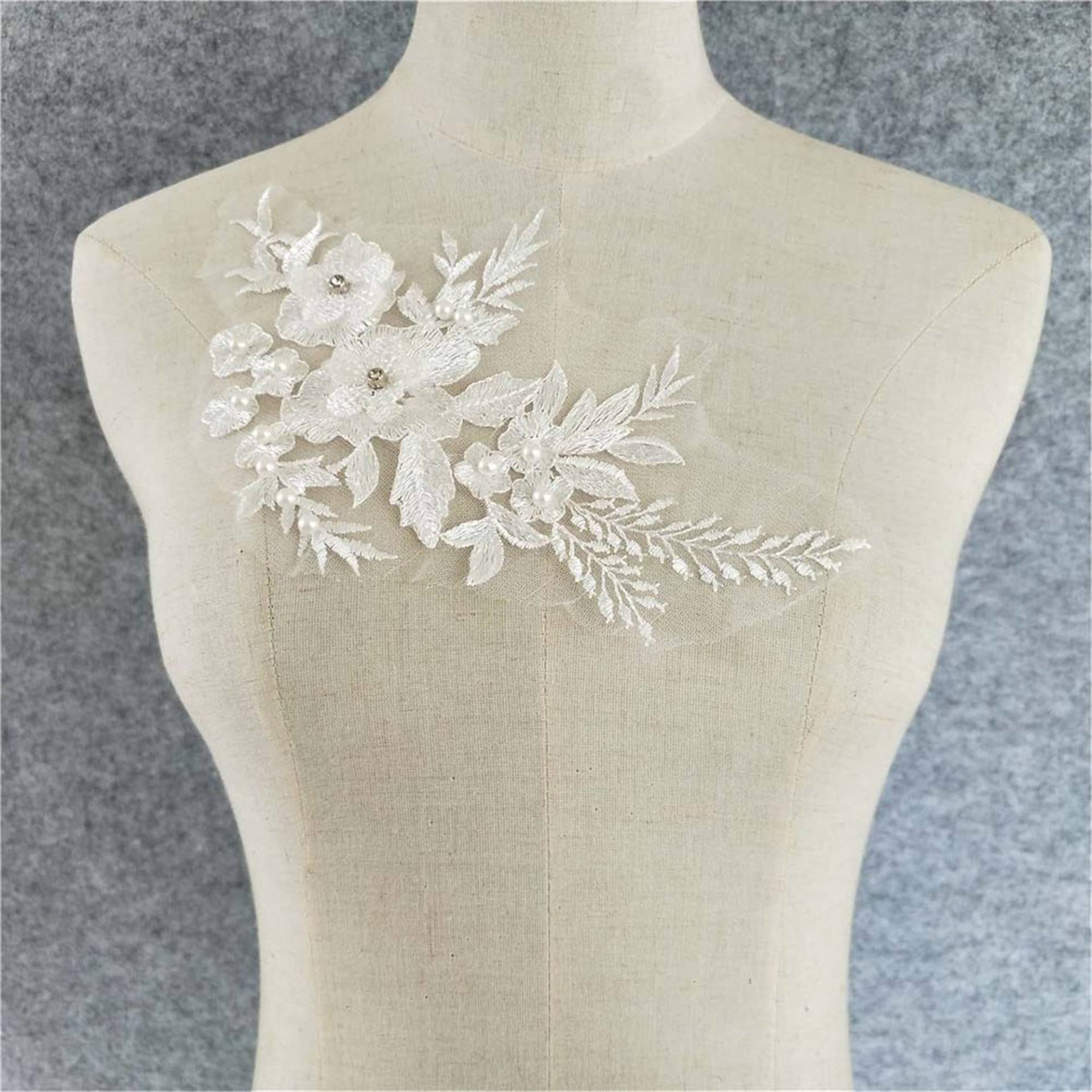 Florale Bestickte Spitzenapplikation Off-White Rayon Braut Mieder | 24.2x15.7 cm Florale Bestickte Spitzenapplikation Off-White Rayon Braut Mieder | 24.2x15.7 cm von Elmalaceapplique