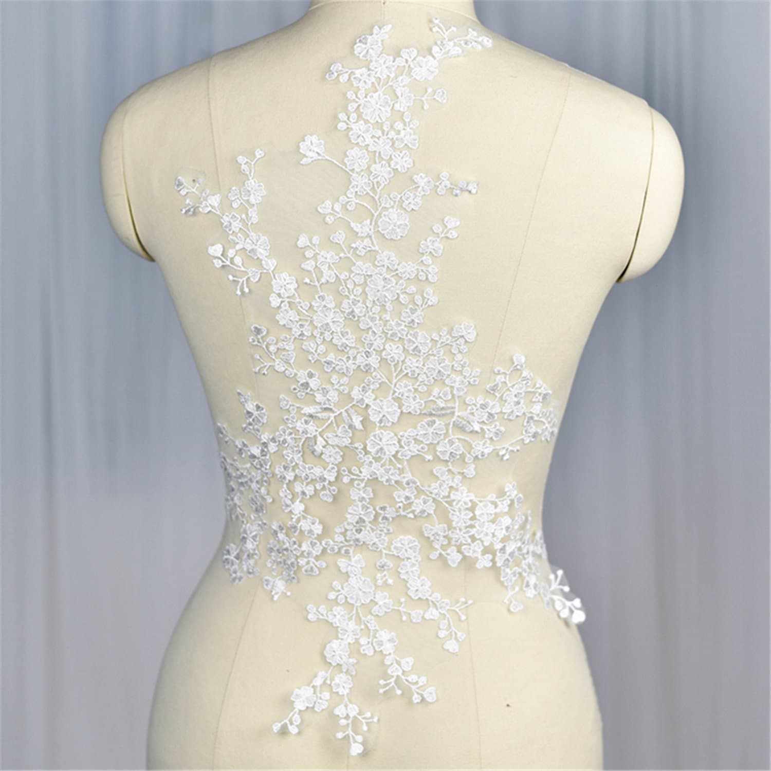 Florale Spitzenapplikation Off-White Rayon Brautkleid Verzierung | 21x11 Inches Florale Spitzenapplikation Off-White Rayon Brautkleid Verzierung | 21x11 Inches von Elmalaceapplique