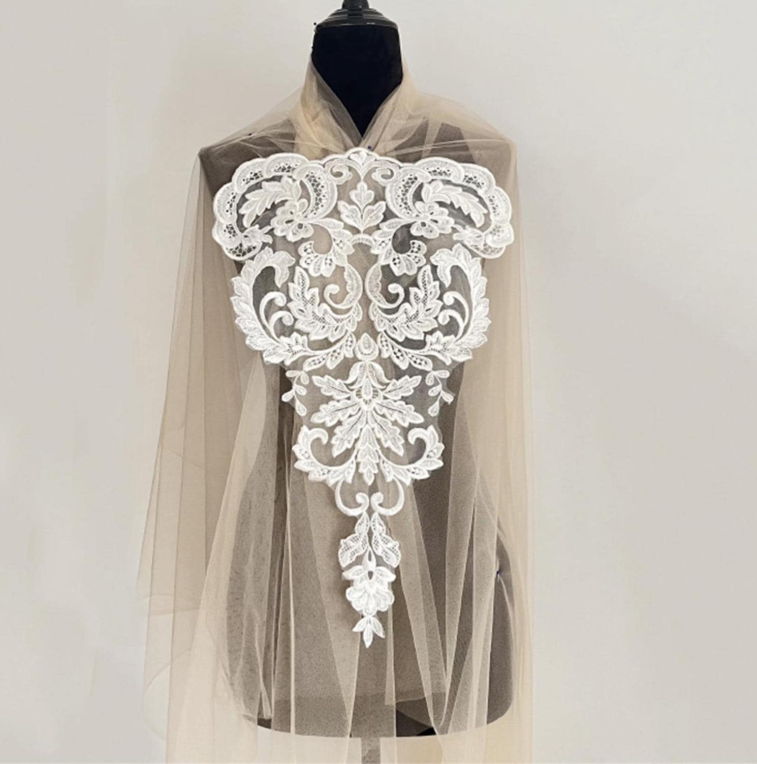 Off-White Kunstseide Spitze Applikation Brautkleid Verzierung | 53x32cm Off-White Kunstseide Spitze Applikation Brautkleid Verzierung | 53x32cm von Elmalaceapplique