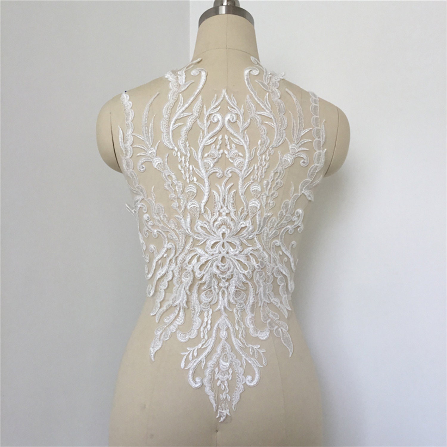 Rayon-Spitzen-Applikation Off-White Brautkleid-Verzierung | 57 X 37 cm Rayon-Spitzen-Applikation Off-White Brautkleid-Verzierung | 57 X 37 cm von Elmalaceapplique