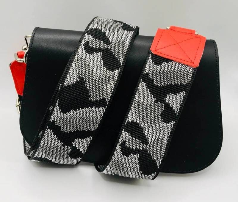 Schultergurt Taschengurt Wechselgurt Camouflage Military 50 Mm Verstellbar Grau Mit Hochwertigen Silber Karabiner Und Rote Lederapplikation von ElmiraBerlin