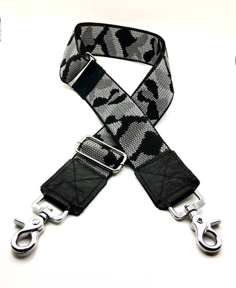 Schultergurt Taschengurt Wechselgurt Camouflage Military 50 Mm Verstellbar Grau Mit Hochwertigen Silbernen Karabiner Und Lederapplikationen von ElmiraBerlin