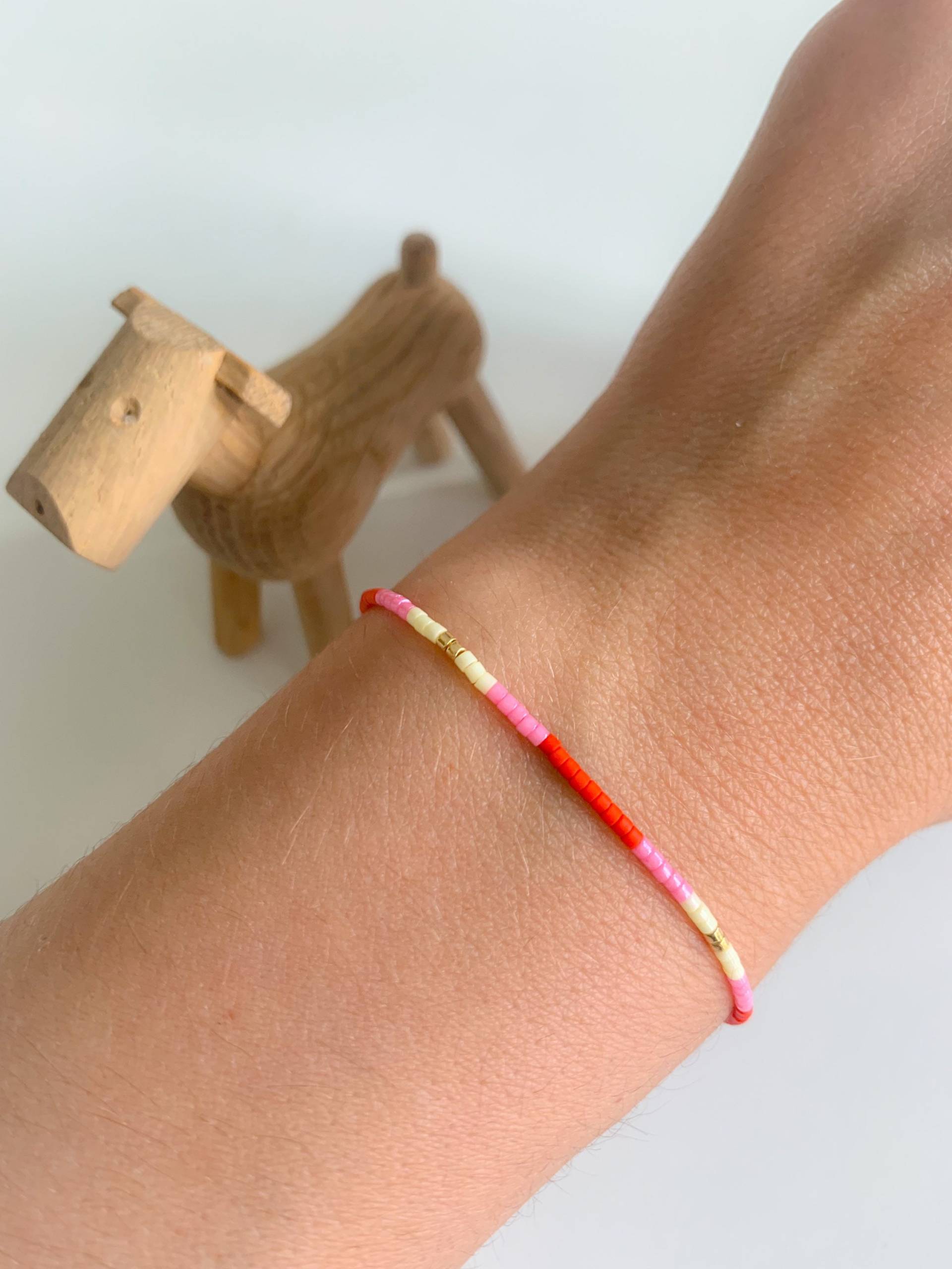 Perlenarmband Armband Freundschaftsarmband Bunt Rotorange Matt Rosa Hellgelb Goldfarbig Glänzend Sommer Fein Filigran Minimalistisch von Elmosshop
