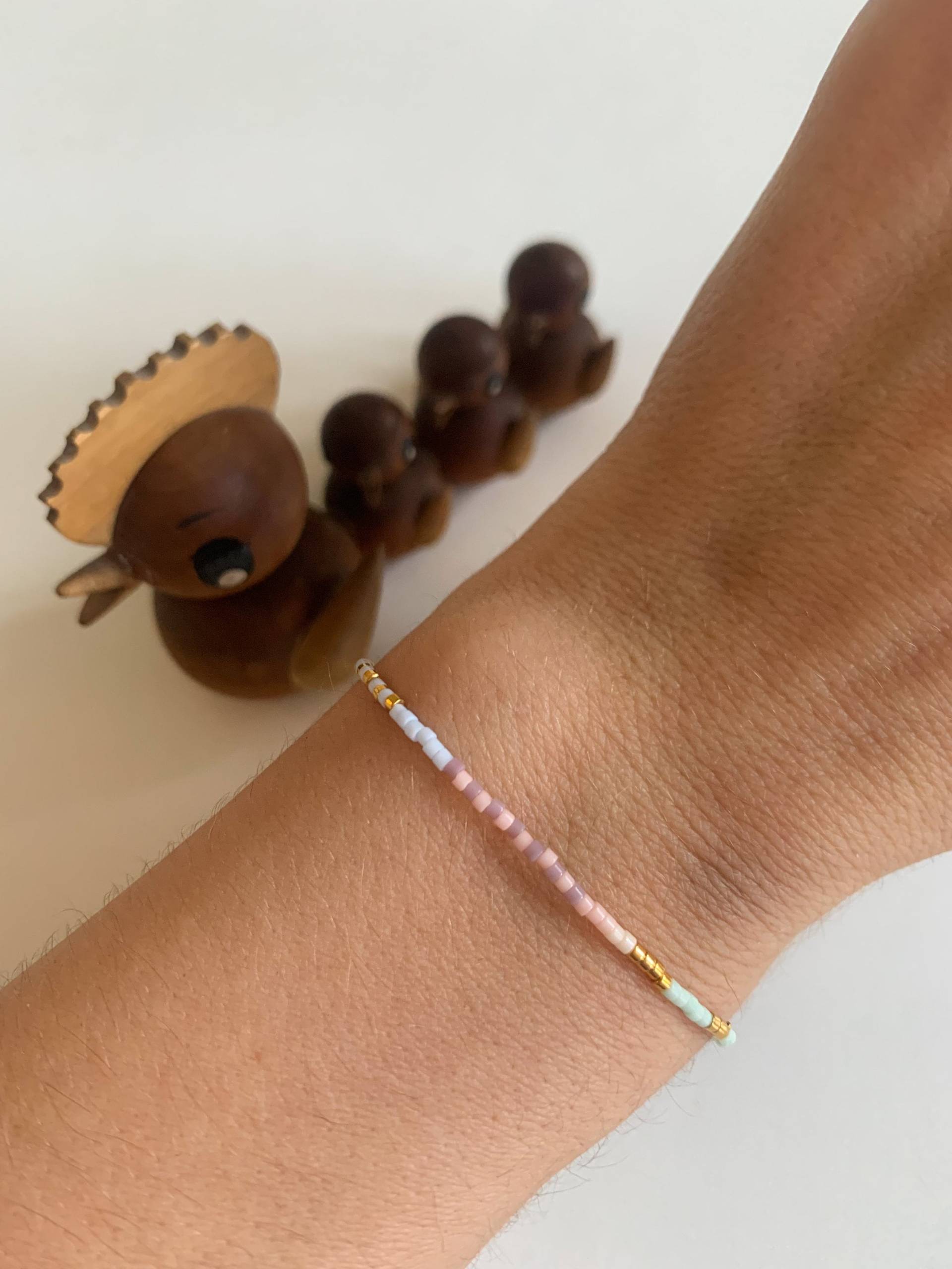 Perlenarmband Armband Freundschaftsarmband Pastell Bunt Geschenk Freundin Vergoldet Hellblau Mint Rosa Flieder Streifen Gestreift von Elmosshop