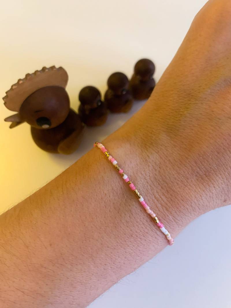 Perlenarmband Armband Freundschaftsarmband Rosa Bunt Goldfarbig Fein Filigran Minimalistisch von Elmosshop