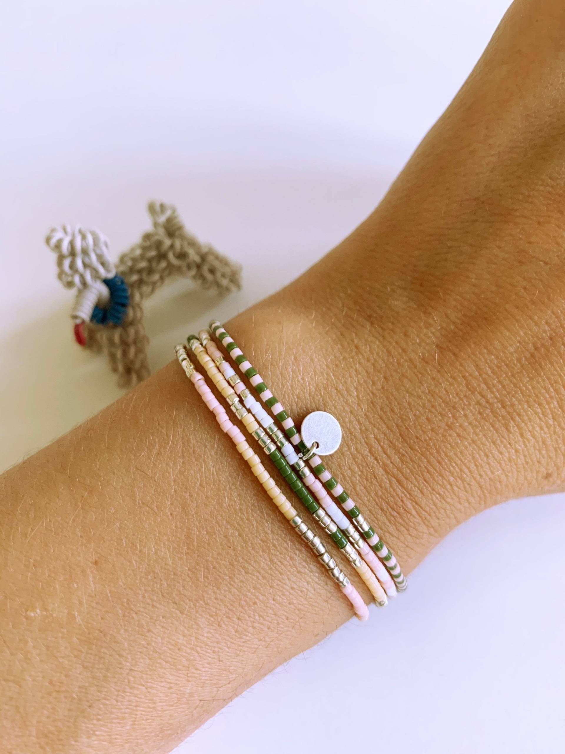 Perlenarmband Armband Set 4 Stück Armbänder Anhänger Silber Rosa Oliv Beige Weiß Plättchen von Elmosshop