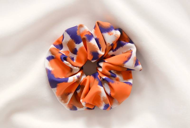 Damen-Scrunchie Aus Satin, Handgefertigt - Blau Und Orange Gemusterter Stoff Handgefertigte Kreation von ElodieVaugeois