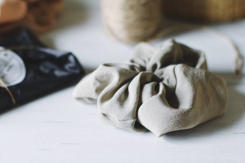 Graue Seiden Scrunchies Natürlich Gefärbt Premium Scrunchie Frauen Öko 90Er Accessoires Pflanzengefärbte Haargummi Winter-Gummi von Eloiseetmoi