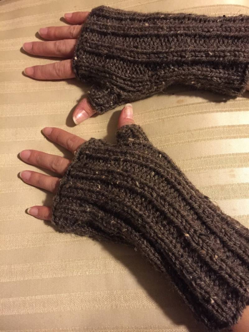 Outlander Fingerlose Handschuhe Mit Daumen in Braun Tweed, Gestrickt von ElokintCreations