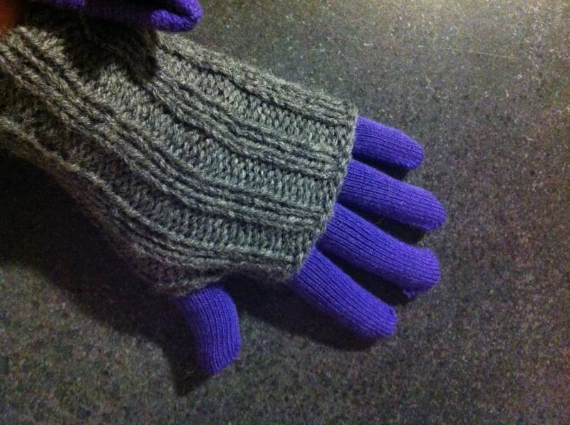 Outlander Fingerlose Handschuhe in Dunkelgrau, Gestrickt von ElokintCreations