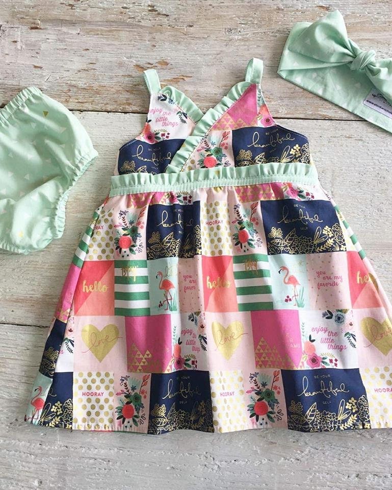 Süße Sommer Kleid, Mädchen, Rosa Marine Grußkarten, Mint Gold Dreieck Rüschen von ElonkaNichole