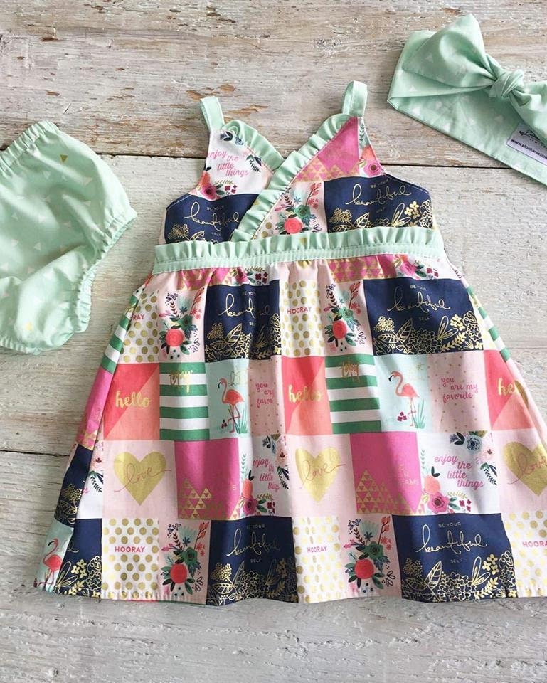 Süße Sommer Kleid, Mädchen, Rosa Marine Grußkarten, Mint Gold Dreieck Rüschen von ElonkaNichole