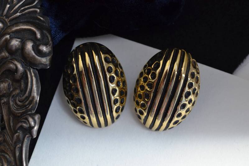 Vintage 1980Er Goldton & Schwarz Gepunktete Ovale Clip-On Messing Ohrringe von ElorineJane