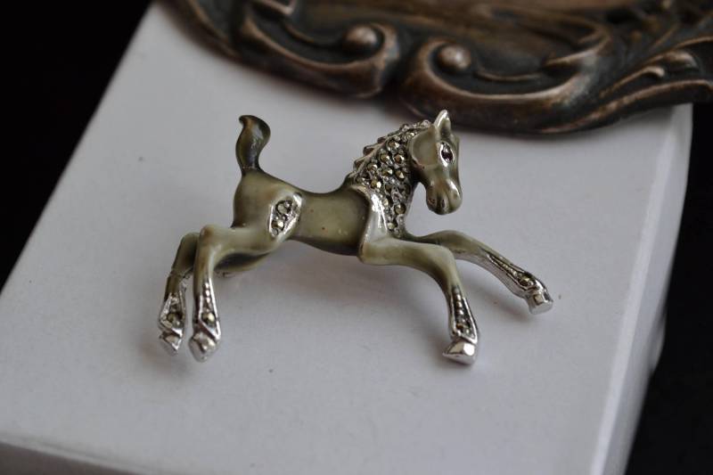 Vintage Silber & Markasit Pferde Brosche, Reit Sammler Brosche von ElorineJane