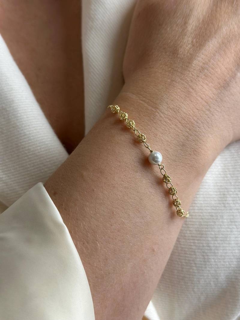 Delicate Gold Bracelet With Pearl | 925 Sterling Silver 18K Gold-Plated Fine Pearls & Details von EloureJewelry