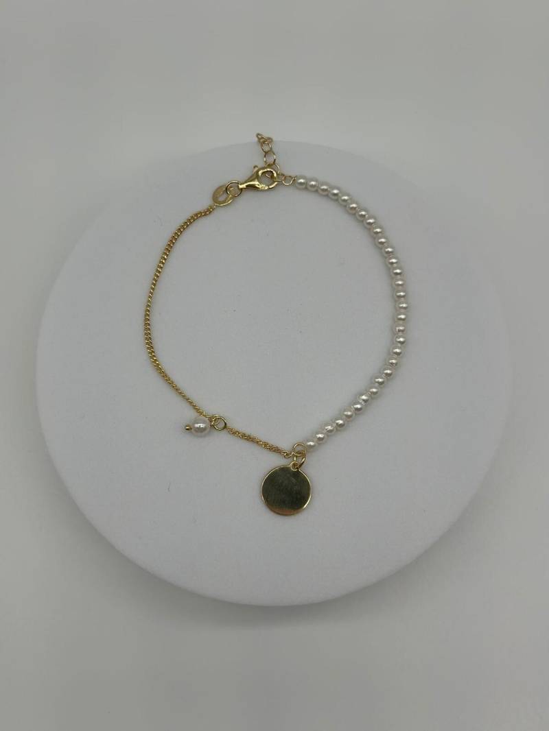 Personalisiertes Goldarmband Mit Gravur & Süßwasserperlen | 925 Sterling Silber 18K Vergoldet Zartes Armband Anhänger Elouré Jewelry von EloureJewelry