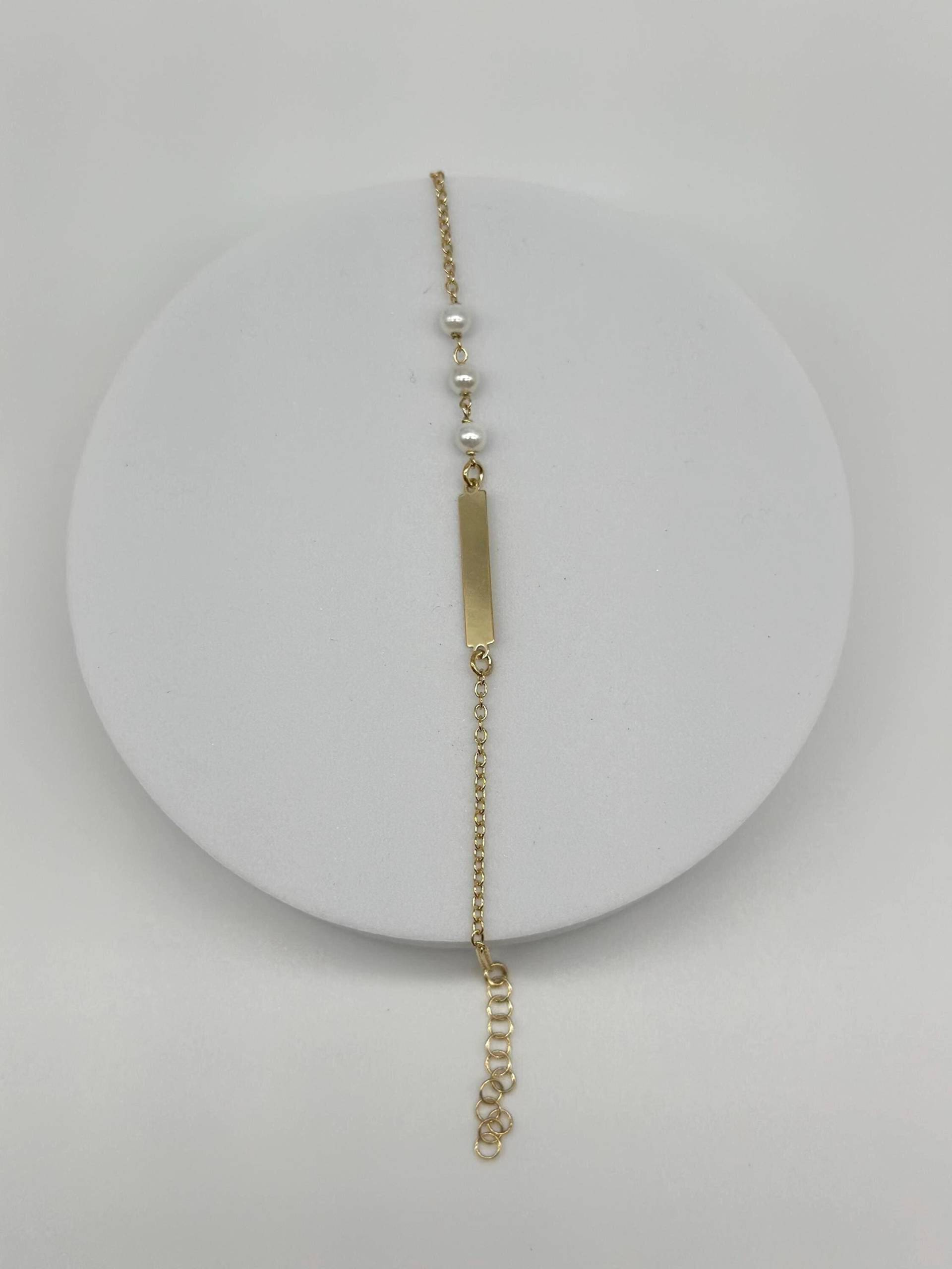 Personalisiertes Goldarmband Mit Gravur & Süßwasserperlen | 925 Sterling Silber 18K Vergoldet Zartes Armband Gravurplatte Elouré von EloureJewelry