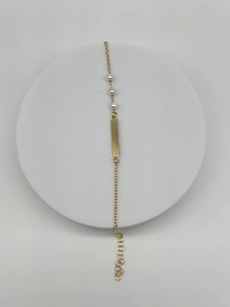 Personalisiertes Goldarmband Mit Gravur & Süßwasserperlen | 925 Sterling Silber 18K Vergoldet Zartes Armband Gravurplatte Elouré von EloureJewelry