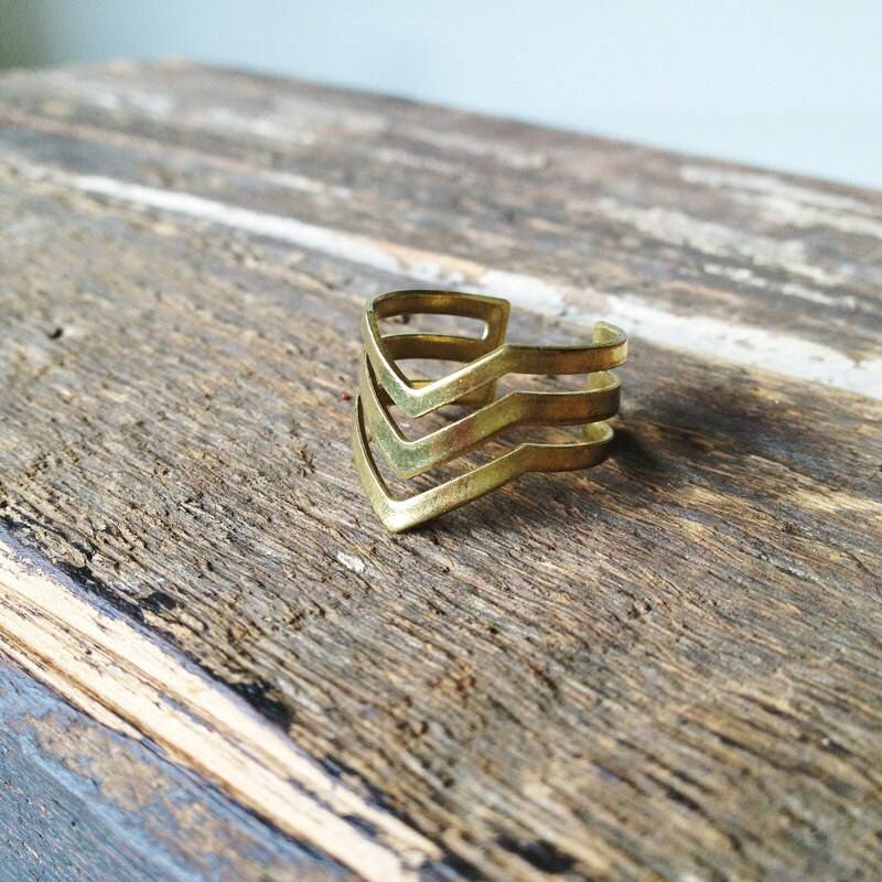 Drei Pfeile Ring.messing. Minimaler, Verstellbarer Und Flexibler Ring. Natürliche Form Drei Pfeile Ring.messing. Minimaler, Verstellbarer Und Flexibler Ring. Natürliche Form von Elpezdorado