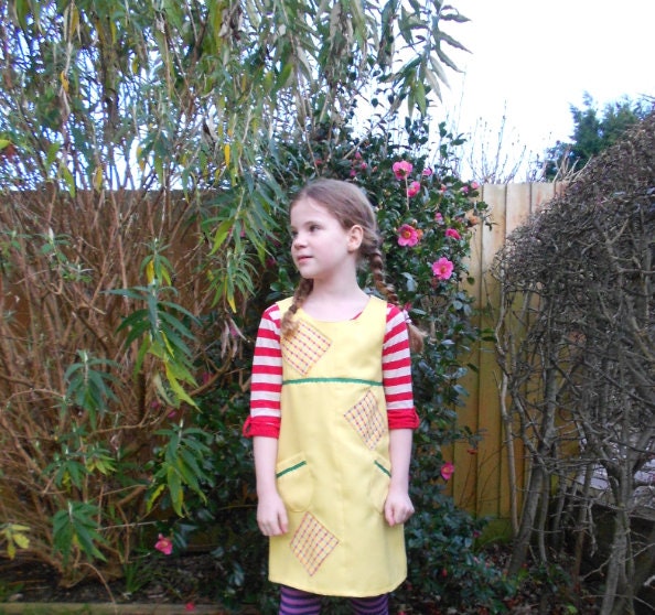 Gelb Gepatchte Schürze. Buchfigur Outfit. Mädchen Tunika. Kind Oder Erwachsener. Welttag Des Buches Statt. Ausgefallenes Kleid von ElsaEmporium