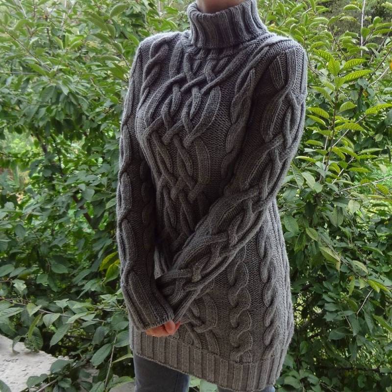 Rollkragenpulloverkleid Aus 100 % Kaschmir Mit Zopfmuster in Dunkelgrau Von Elsante Atelier von ElsanteAtelier