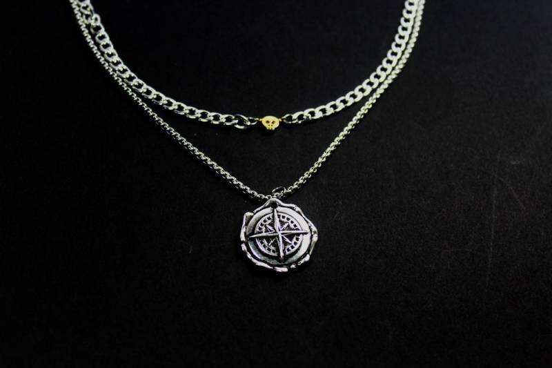 Piraten-Schmuck, 2 Layered Men Halskette Set.silver Compass Halskette. Mini Totenkopf Schmuck. Geschenk Für Bruder. Herren 2Er Set . Kompass von ElseCreation