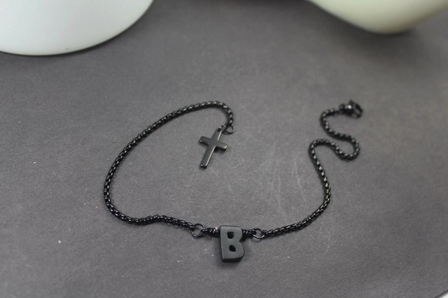 Schwarzes Edelstahl-Buchstabenarmband Mit Kleinem Kreuzanhänger - Personalisierter Buchstabe An Der Kette, Gotik/Minimalist-Geschenk 23 Schwarzes Edelstahl-Buchstabenarmband Mit Kleinem Kreuzanhänger - Personalisierter Buchstabe An Der Kette, Gotik/Minimalist-Geschenk 23 von ElseCreation