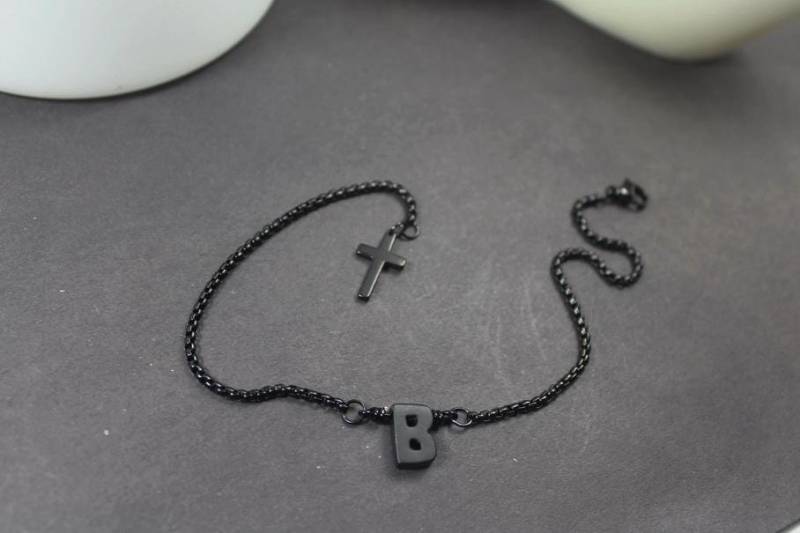 Schwarzes Edelstahl-Buchstabenarmband Mit Kleinem Kreuzanhänger - Personalisierter Buchstabe An Der Kette, Gotik/Minimalist-Geschenk 23 von ElseCreation