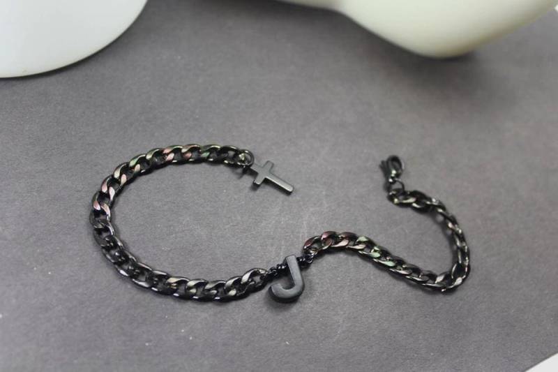 Schwarzes Initial Armband, Schwarzes Kreuz Geschenk. Ehemann Halskette. Freund Unisex-Erstgeschenk, Schwarze Edelstahlkette 23 Schwarzes Initial Armband, Schwarzes Kreuz Geschenk. Ehemann Halskette. Freund Unisex-Erstgeschenk, Schwarze Edelstahlkette 23 von ElseCreation