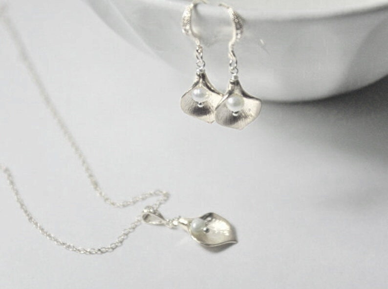 Calla-Lilien-Halskette. 2 Perlen Calla-Lilien-Ohrringe, Hochzeitsschmuck, Brautohrringe Und Halskette von ElseDesigns