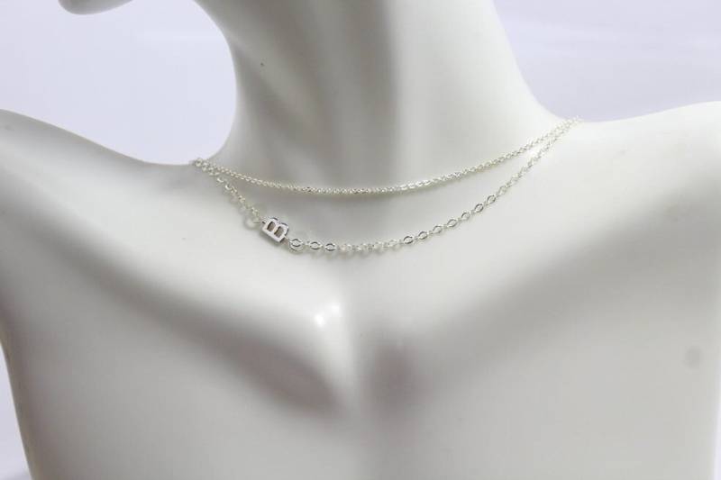 Personalisierte Statement Necklace.sideway Buchstabe Necklace.layered Frauen Schmuck, 2 Strang Halskette. Freundin Initial Halskette von ElseDesigns