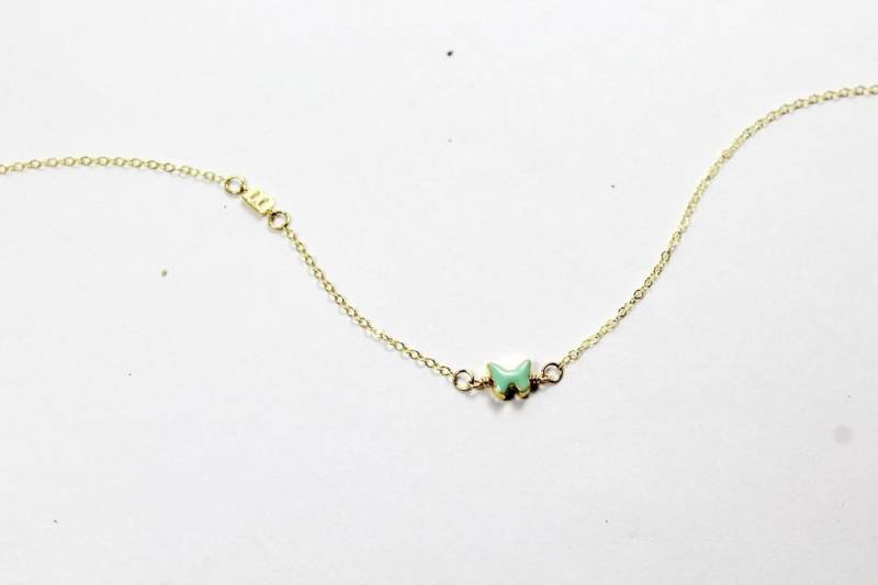 Personalisierter Schmetterlingsschmuck. Seitliche Initialen-Halskette. Mehrfarbige Schmetterlingsoptionen. Emaille-Schmetterlingshalskette von ElseDesigns