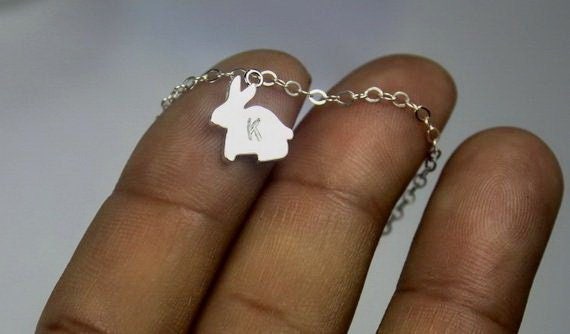 Gravierte Hase Bunny Halskette. Silberschmuck Hase, Kaninchen-Charme-Halskette, Personalisierte Hand Gestempelt Erste Monogramm Häschen Für Mädchen von ElseJewelry