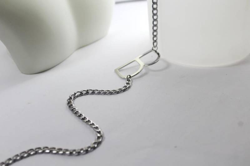 Seitlich Buchstabe Halskette - Benutzerdefinierter Anfangsschmuck. Unisex Schmuck Geschenk. Personalisiertes Geschenk., Winziger Buchstabe. Freundin von ElseJewelry