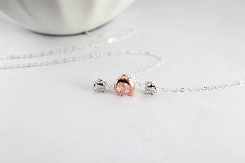Zwei Kinder-Zwillingsmutter-Halskette, Elefantenschmuck, Werdende Zwillingsmutter, Frischgebackene Mutter, Mama Von Zwillingsjungen Zwei Kinder-Zwillingsmutter-Halskette, Elefantenschmuck, Werdende Zwillingsmutter, Frischgebackene Mutter, Mama Von Zwillingsjungen von ElseJewelry